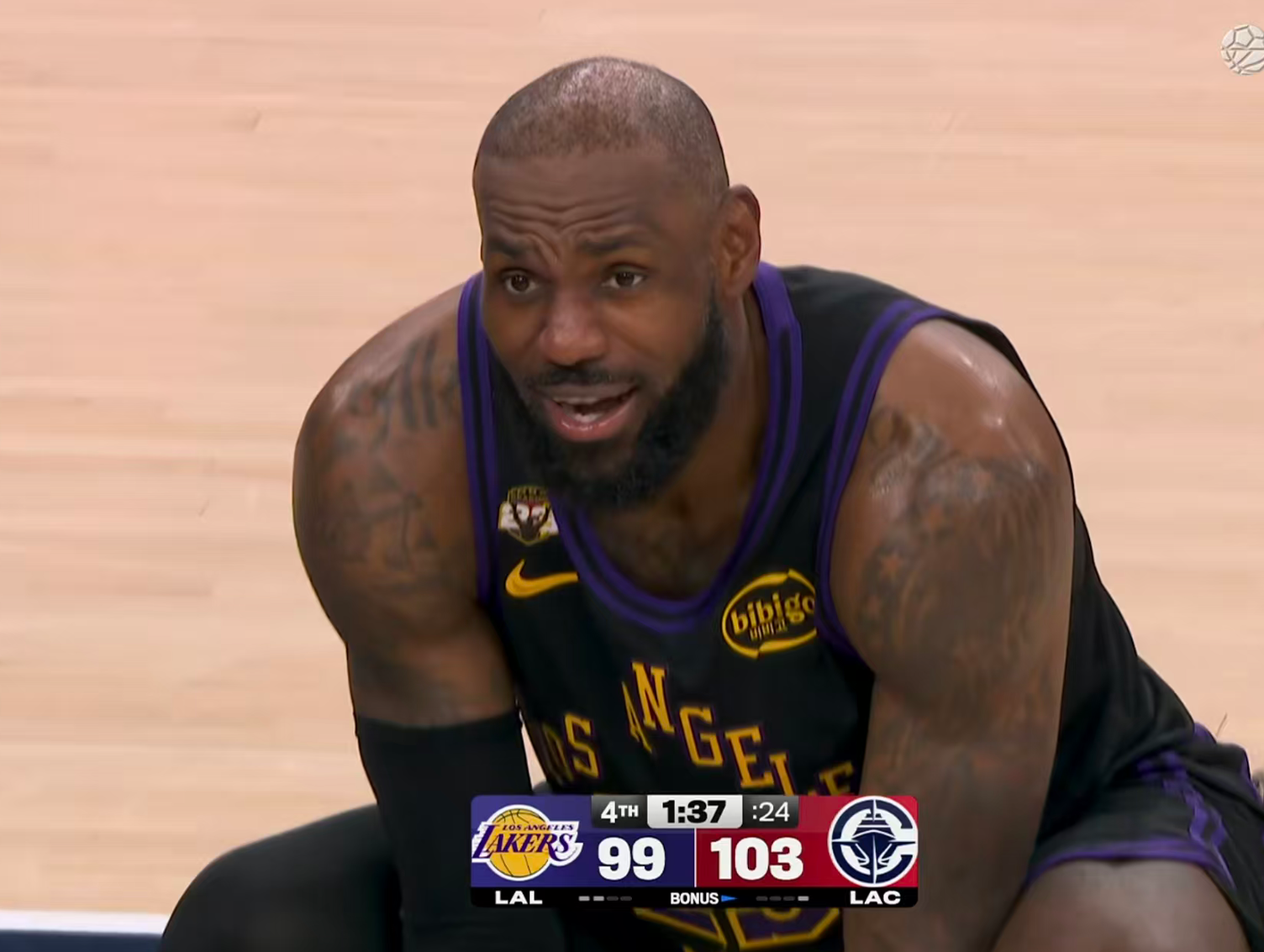 壹号-撑杆跳没哨，锁喉不犯规！四大黑哨助力湖人还输球，难怪詹皇急眼