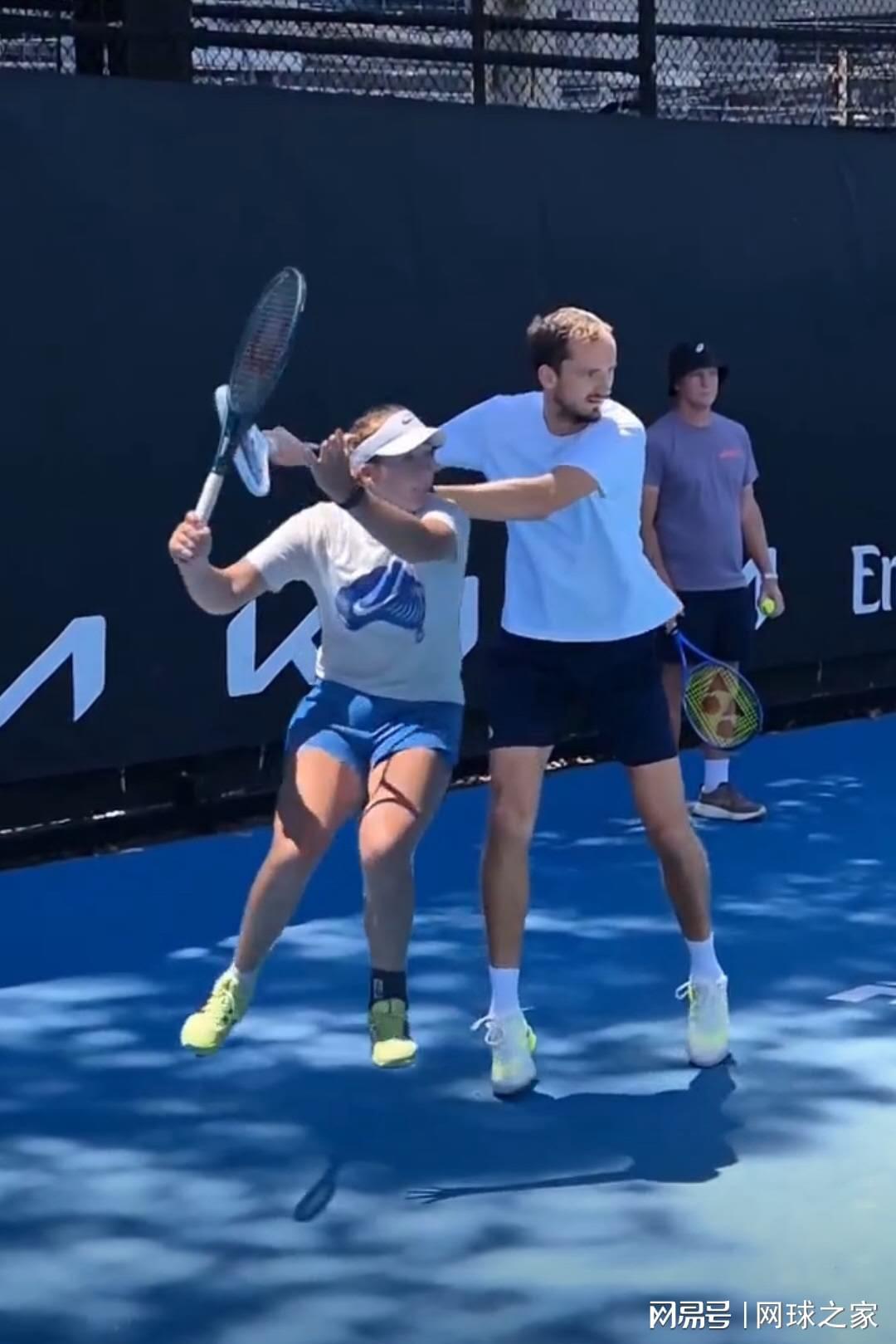 外网网友对比小安娃与梅总正手慢动作,这其中很多道理引人深思