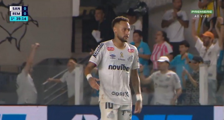 一号娱乐-心里有火！内马尔妙传送助攻后表情严肃，队友用手指他的方向庆祝